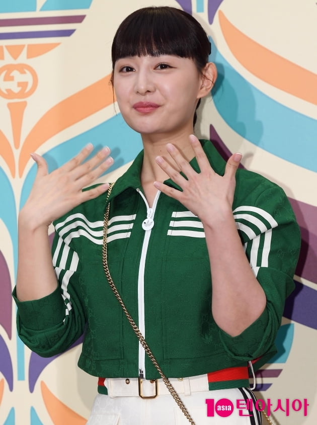 [TEN 포토] 김지원 '더워요~'