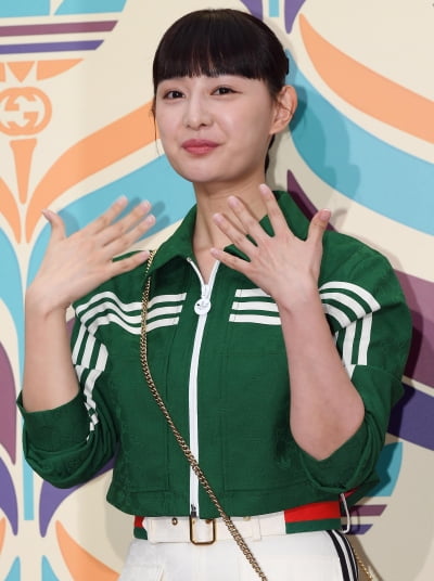[TEN 포토] 김지원 '더워요~'
