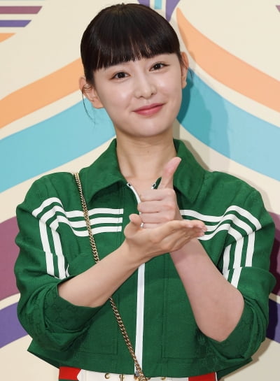 [TEN 포토] 김지원 '나의 추앙 하트'