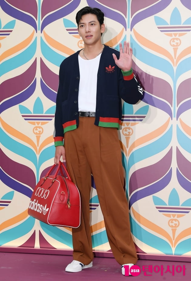 [TEN 포토] 지창욱 '스윗한 손인사'