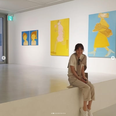 '42세' 정려원, 미술관 나들이...행복한 미소[TEN★]