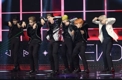 [TEN 포토] 트렌드지 '퍼포먼스 맛집'