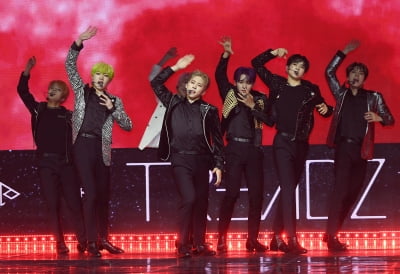 [TEN 포토] 트렌드지 '타이틀곡 'WHO [吼]' 멋진무대'