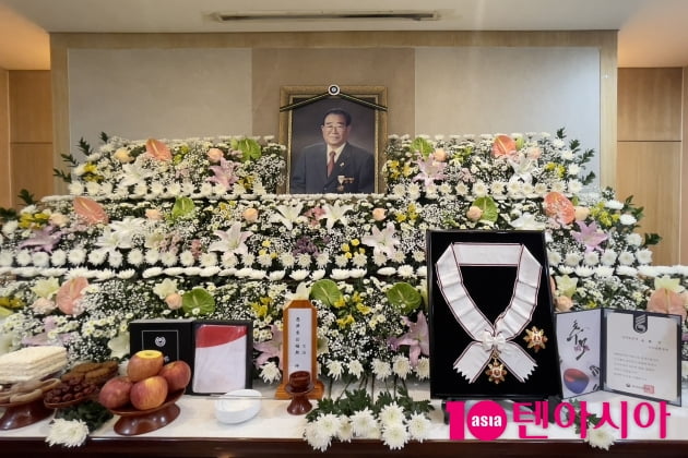 [TEN 포토] 故 송해 영정사진 앞에 놓인 금관문화훈장