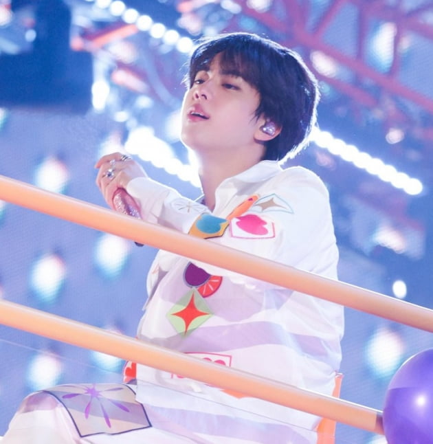 방탄소년단 진, '비주얼킹 오브 K팝' 1위... 올들어 외모 투표 '4관왕'