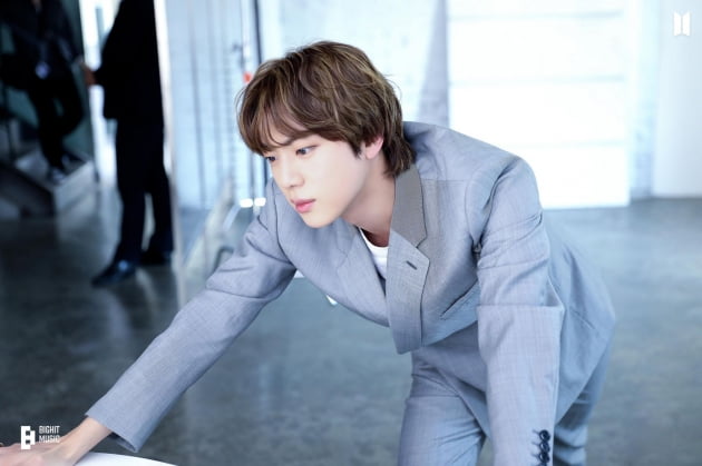 방탄소년단 진, '비주얼킹 오브 K팝' 1위... 올들어 외모 투표 '4관왕'