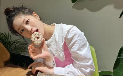 트와이스 다현, 도넛 저렇게 먹는데 살이 안쪄…똥머리로 과즙미 '팡팡'[TEN★]