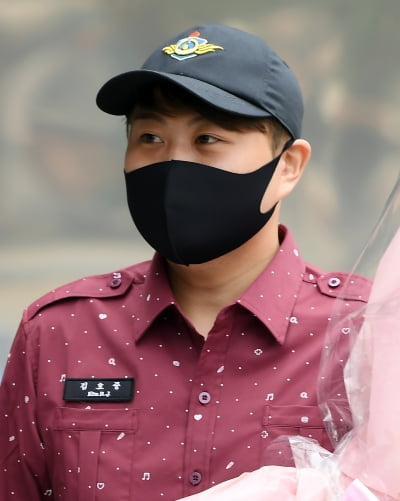 [TEN 포토] 김호중 '날렵해진 턱선'