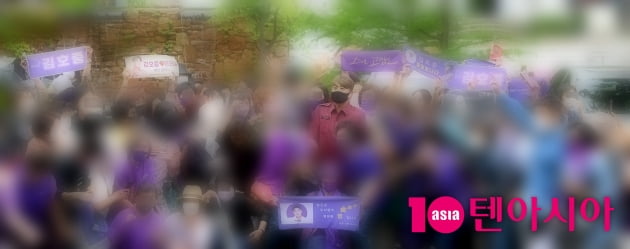 [TEN 포토] 김호중 '팬클럽과 기념촬영'