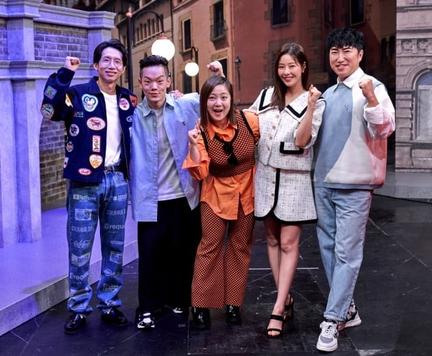 '세계 다크투어' 단체./사진제공=JTBC