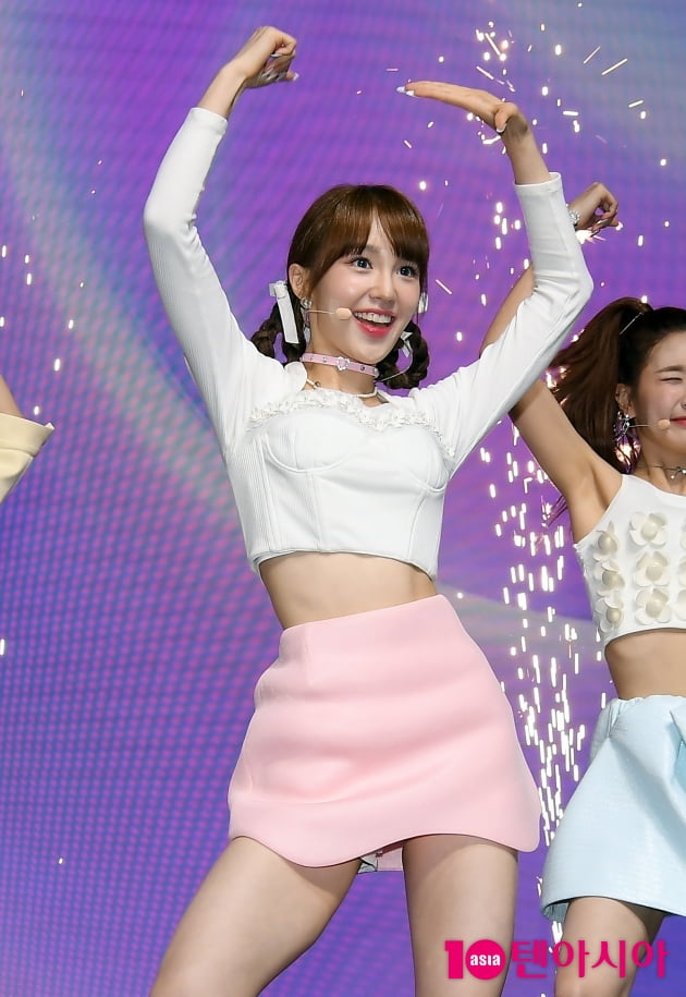 [TEN 포토] 우아! 나나 '잘록한 허리'