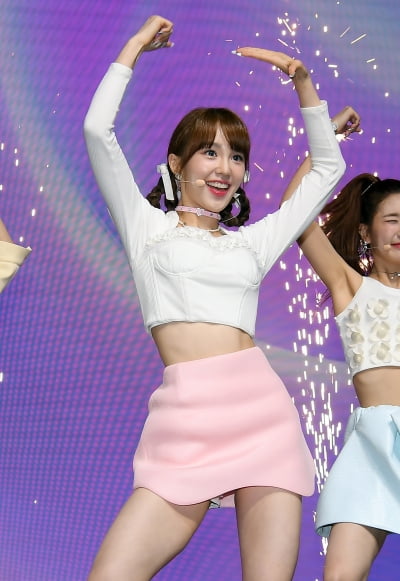 [TEN 포토] 우아! 나나 '잘록한 허리'