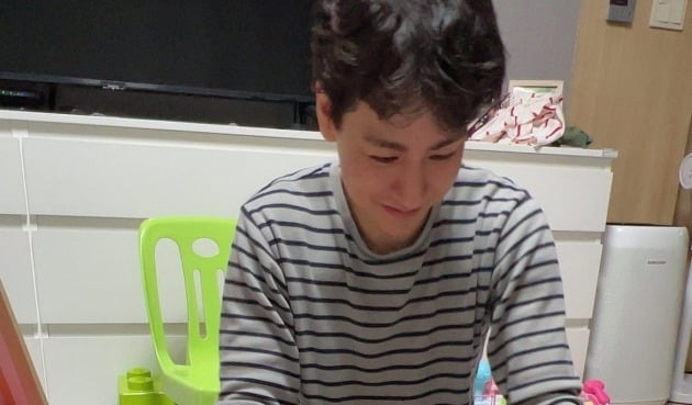 윤남기, 딸 친구 생일 선물도 직접 포장하네…♥이다은 "스위트한 아빠"[TEN★]