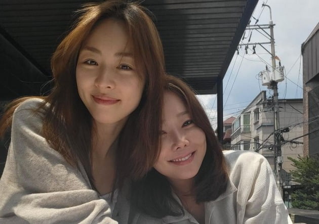 이연희, '인생 선배' 소유진과 햇살 만끽…민낯에도 빛이 나네[TEN★]