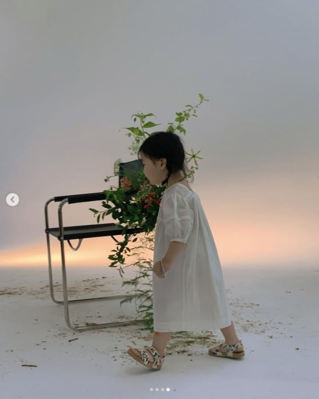 윤남기♥이다은 딸, 엄마·아빠 웨딩화보 촬영장 찾은 귀요미…"예쁘게 꾸미면 좋아해" [TEN★]