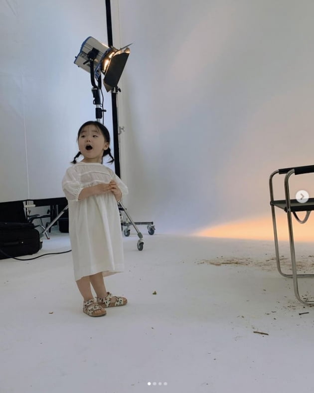 윤남기♥이다은 딸, 엄마·아빠 웨딩화보 촬영장 찾은 귀요미…"예쁘게 꾸미면 좋아해" [TEN★]