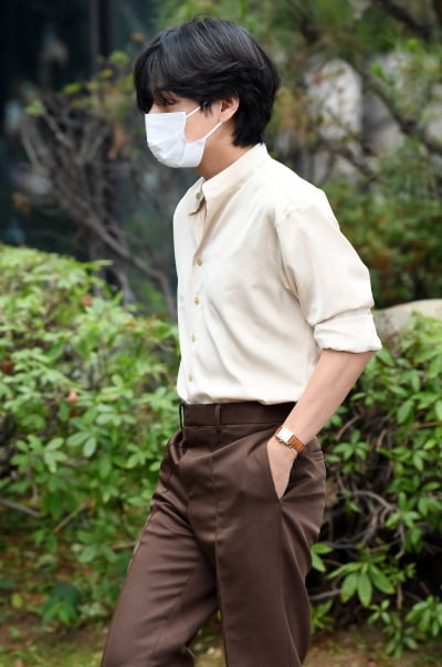 [TEN 포토] 방탄소년단 뷔 '마스크로 가려도 가릴수 없는 콧대'