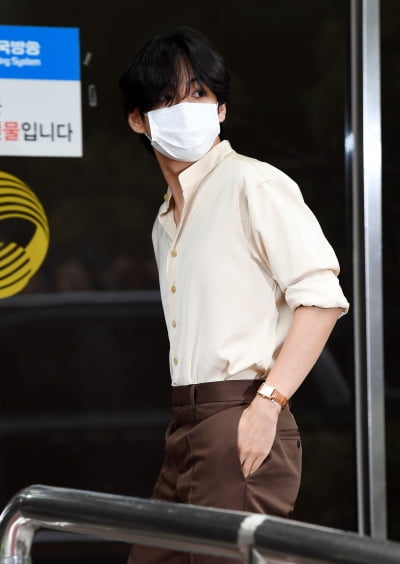 [TEN 포토] 방탄소년단 뷔 '뒤돌아보면 심멎'