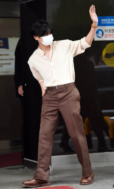 [TEN 포토] 방탄소년단 뷔 '스윗한 손인사'