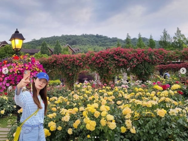 전소민, 부모님 모시고 효도여행...꽃 기죽이는 미모[TEN★]