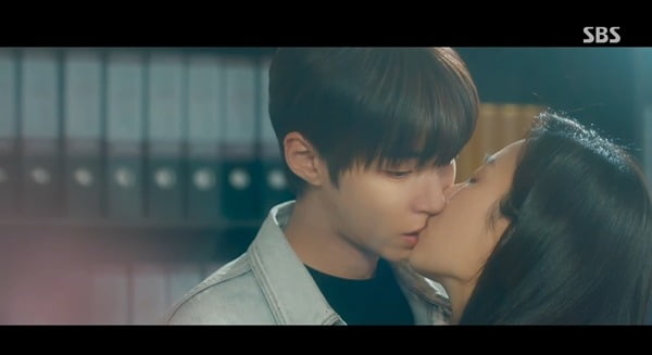 [종합] '교수' 서현진, 직진 고백한 '학생' 황인엽에 기습 키스 "너 뭐니?"('왜 오수재인가')