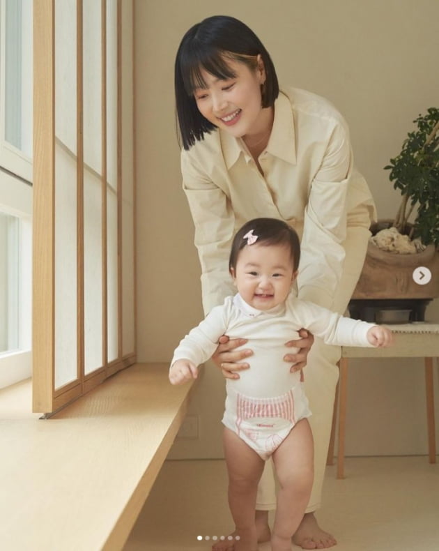 '검사♥' 한지혜, 첫돌에 '모델 데뷔'한 딸에 '흐뭇'…웃는 모습 똑 닮은 모녀[TEN★]
