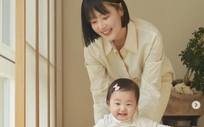 '검사♥' 한지혜, 첫돌에 '모델 데뷔'한 딸에 '흐뭇'…웃는 모습 똑 닮은 모녀[TEN★]