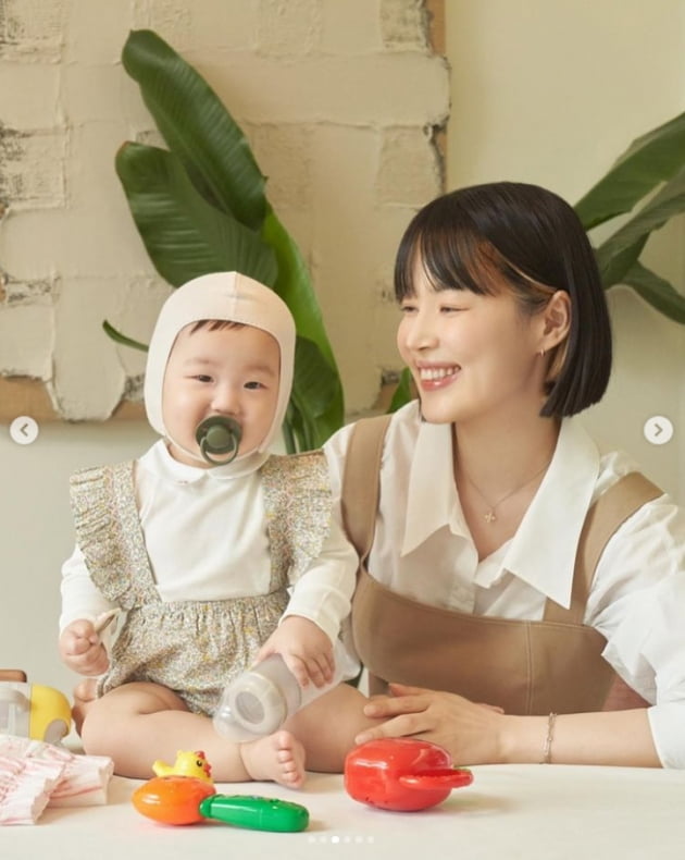 '검사♥' 한지혜, 첫돌에 '모델 데뷔'한 딸에 '흐뭇'…웃는 모습 똑 닮은 모녀[TEN★]