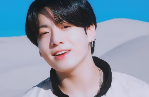 방탄소년단 정국 '옛 투 컴'MV서 극락을 안기는 '천상의 보컬'→신비·영롱