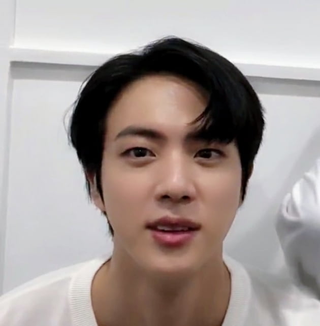 방탄소년단 진, '유쾌 발랄 장꾸미 발산' 뮤뱅 계단샷[TEN★]