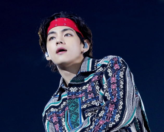 방탄소년단 뷔, 안무 연습 영상 속 완벽 비주얼 + 매력...역시 '무대 천재'