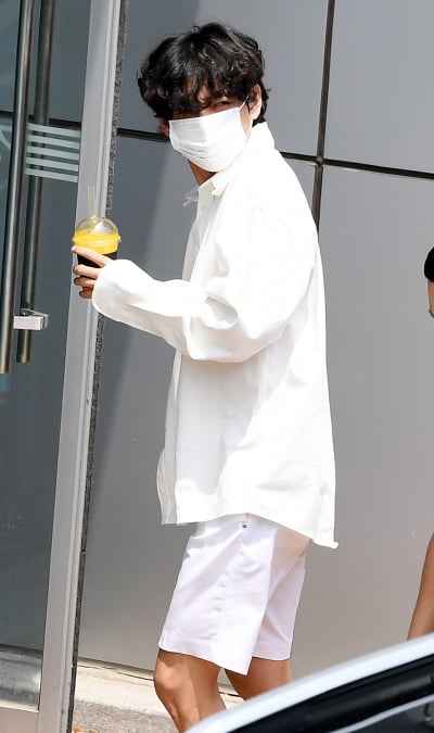 [TEN 포토] 방탄소년단 뷔 '출근길이 화보네'