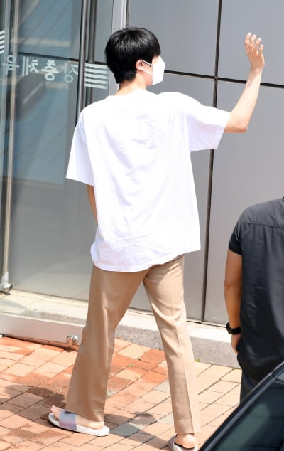 [TEN 포토] 팬들에게 인사하는 방탄소년단 진