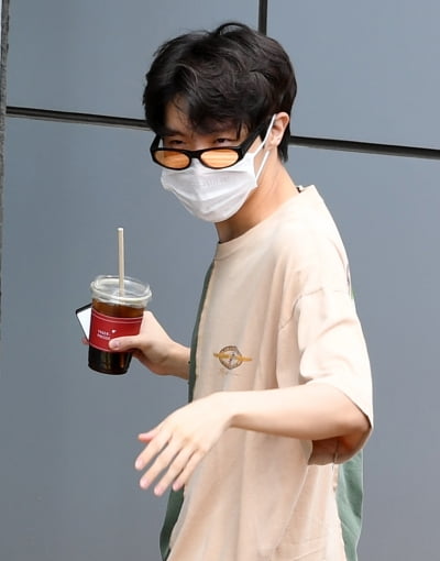 [TEN 포토] 방탄소년단 제이홉 '모닝커피 한잔들고 출근길'