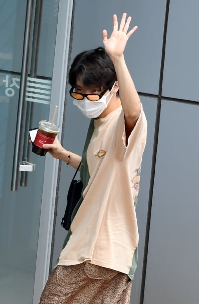[TEN 포토] 방탄소년단 제이홉 '귀엽게 눈빼꼼'