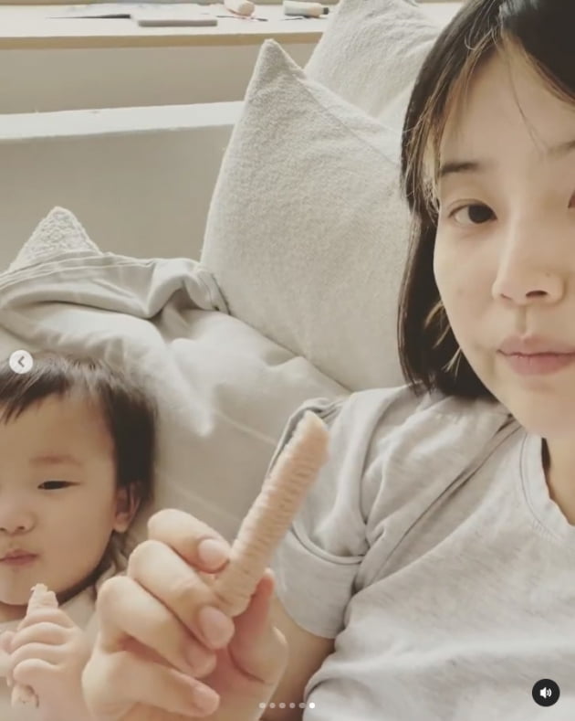 '검사♥' 한지혜, 1살 딸과 '떡뻥 타임'…15분의 평화 누리는 육아맘[TEN★]
