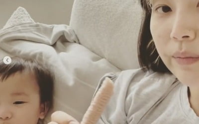 '검사♥' 한지혜, 1살 딸과 '떡뻥 타임'…15분의 평화 누리는 육아맘[TEN★]
