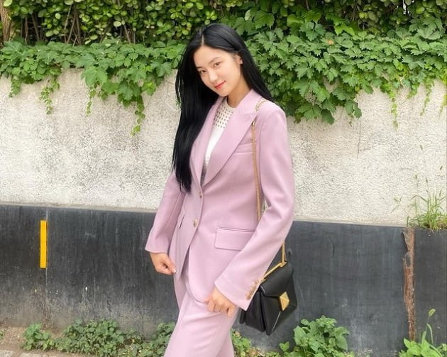 박주현, 첫 맞춤 정장 입고 결혼식 참석…신부 보다 예쁜 민폐 하객[TEN★]