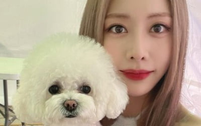 '브브걸' 은지, 홀터넥 입고 매끈한 어깨라인…반려견 향한 사랑 무한하네[TEN★]