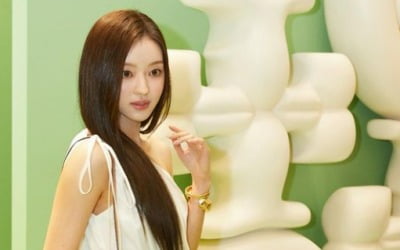 오마이걸 유아, 허리라인 강조한 원피스…명품 T사로 도배하니 빛나네[TEN★]
