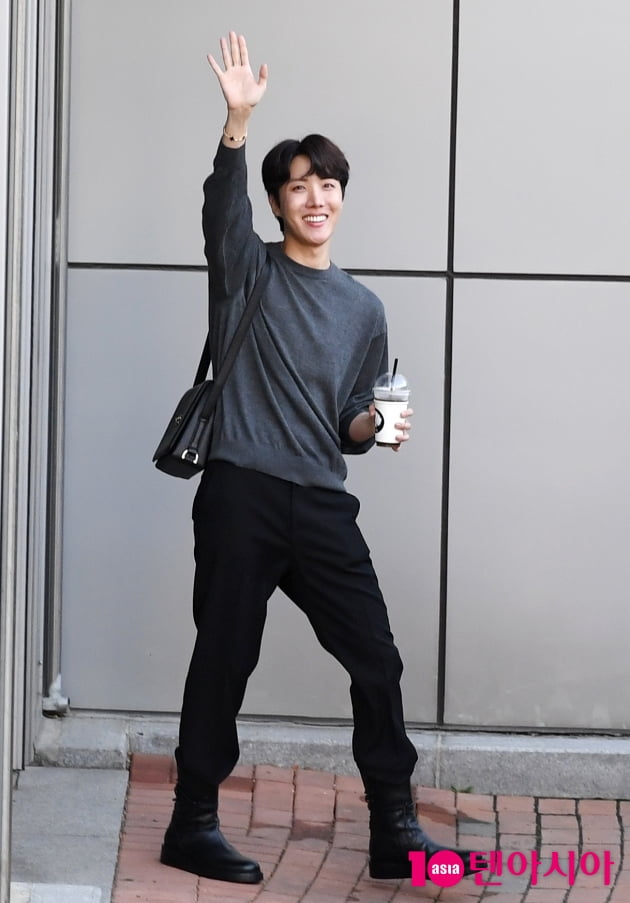[TEN 포토] 방탄소년단 제이홉 '힐링주는 꽃미소'