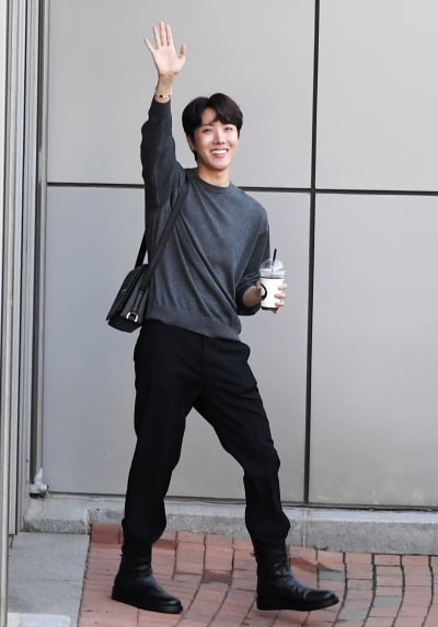 [TEN 포토] 방탄소년단 제이홉 '힐링주는 꽃미소'