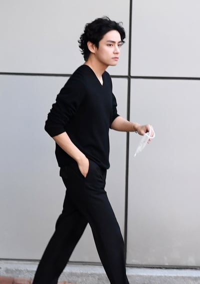[TEN 포토] 방탄소년단 뷔 '여심 사로잡는 부드러운 눈빛'