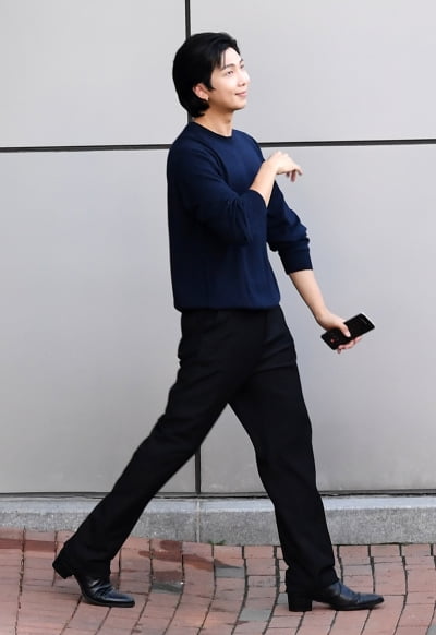 [TEN 포토] 방탄소년단 RM '리더의 여유'
