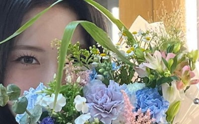 우주소녀 은서, 신비 '자기'한테 꽃다발 받았나?[TEN★]