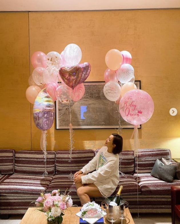 김희선, 럭셔리한 집에서 생일파티...생일엔 샴페인이지[TEN★]