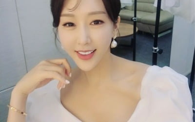 '박군♥' 한영, '팔찌+시계' 팔이 무거울 액세서리…우아+고고한 표정 [TEN★]