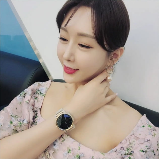 '박군♥' 한영, '팔찌+시계' 팔이 무거울 액세서리…우아+고고한 표정 [TEN★]