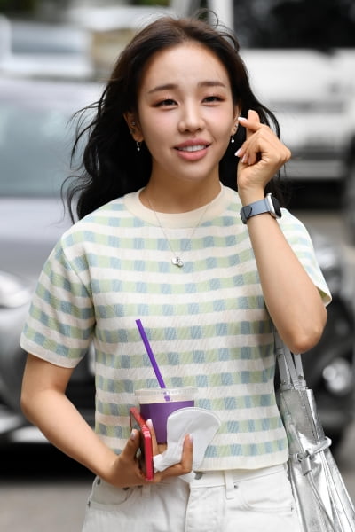 [TEN 포토] 백아연 '귀요미 하트 드려요'