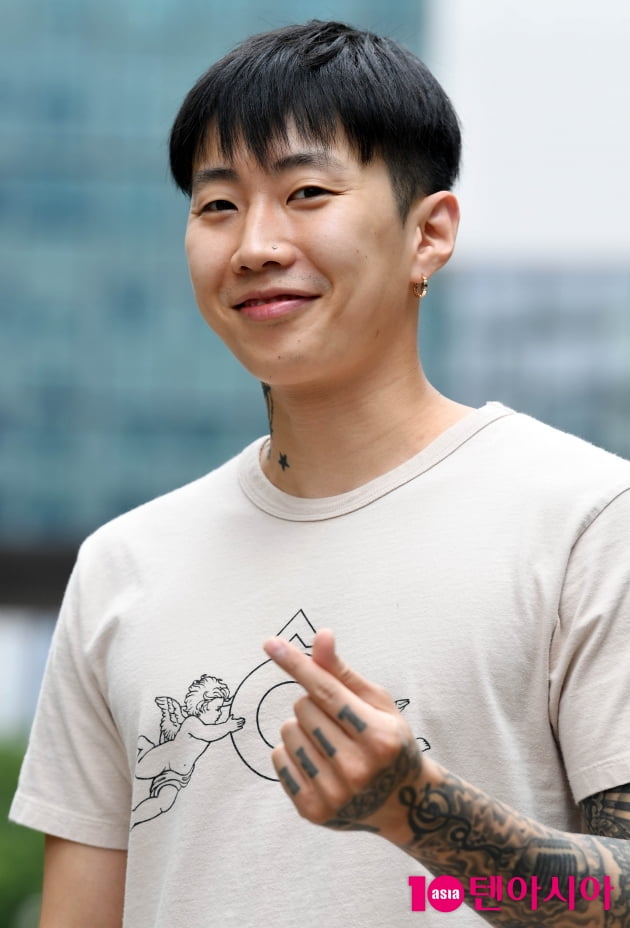 [TEN 포토] 박재범 '수줍은 하트'